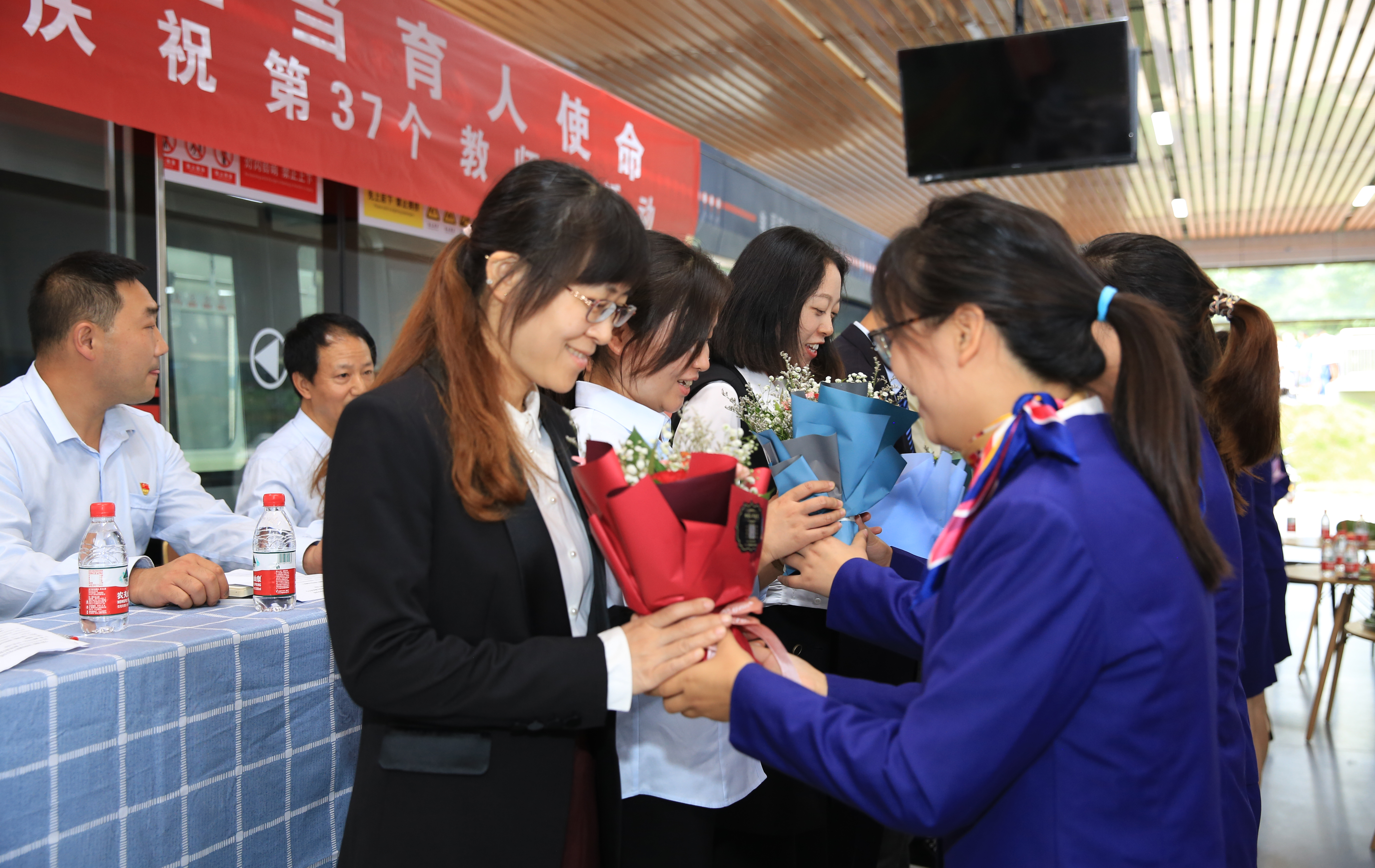 为在各项比赛中获奖的老师献花